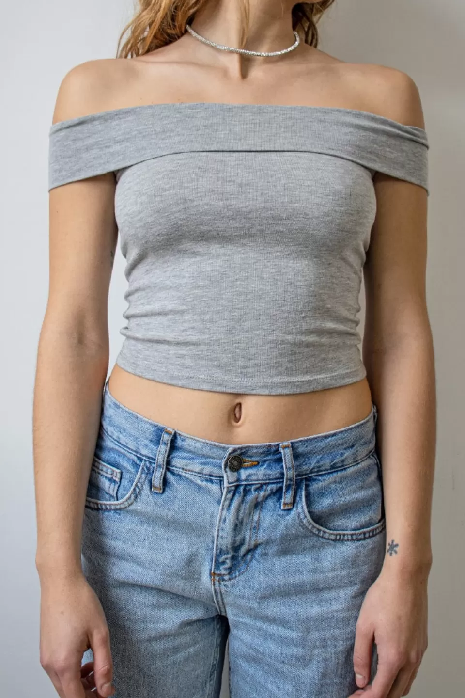 Subdued T-shirt off shoulders